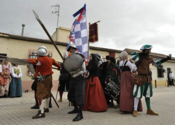 Cientos de personas desafían a la lluvia para presenciar el histórico encuentro de la infanta María Manuela y el príncipe Felipe II