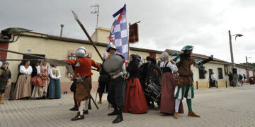 Cientos de personas desafían a la lluvia para presenciar el histórico encuentro de la infanta María Manuela y el príncipe Felipe II