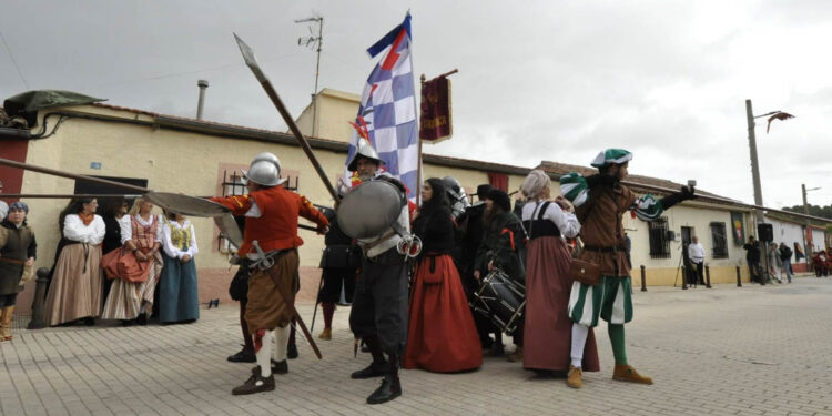 Cientos de personas desafían a la lluvia para presenciar el histórico encuentro de la infanta María Manuela y el príncipe Felipe II
