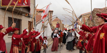 Cientos de personas desafían a la lluvia para presenciar el histórico encuentro de la infanta María Manuela y el príncipe Felipe II