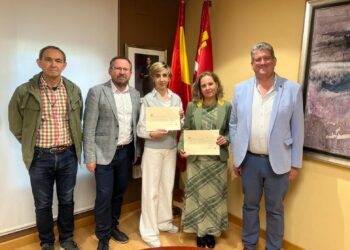 Cabrerizos entrega a AECC y Pyfano los 1.000 euros recaudados en la paella solidaria de las Fiestas del Señor