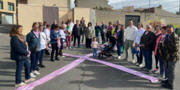 Cabrerizos se suma al rosa y forma un gran lazo humano contra el cáncer de mama