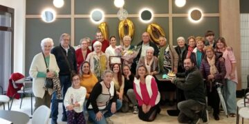 Castellanos rinde homenaje a su vecina Pura de la Mano en la celebración de sus 100 años