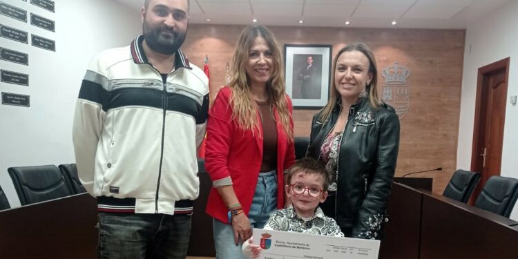 Castellanos entrega los 785€ recaudados en el Mercado Medieval a la Asociación Debra-Piel de Mariposa, que ha recogido el pequeño Javi Gallo