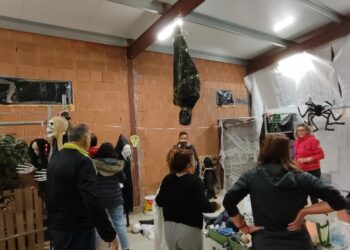 Los vecinos de Monterrubio elaboran los adornos espeluznantes que decorarán el túnel del terror en la fiesta de Halloween