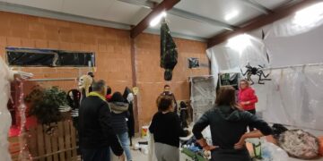 Los vecinos de Monterrubio elaboran los adornos espeluznantes que decorarán el túnel del terror en la fiesta de Halloween