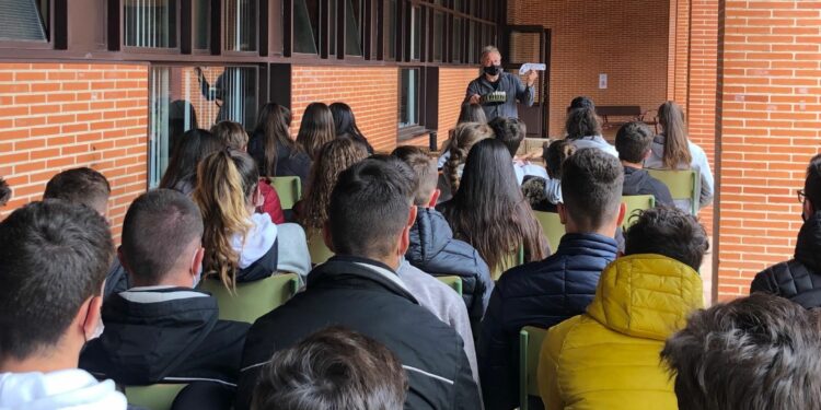 La Junta apoya el proyecto de la Guardia Civil para concienciar a los estudiantes de 4º de ESO en el uso seguro y responsable de las nuevas tecnologías