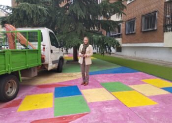 Santa Marta renueva la imagen de la plazuela de las calles Villalar y Padilla con 950m2 de césped artificial