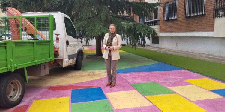 Santa Marta renueva la imagen de la plazuela de las calles Villalar y Padilla con 950m2 de césped artificial