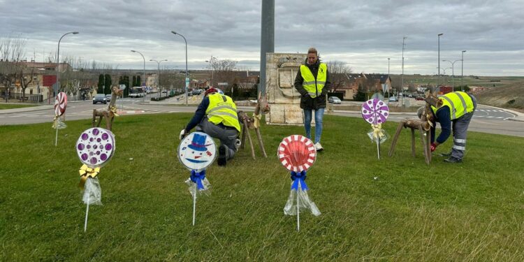 Villamayor se adelanta a la Navidad y comienza los talleres de adornos para decorar las calles