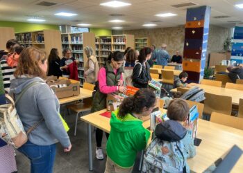 Éxito del I Mercadillo Solidario de Libros: los vecinos de Villamayor recaudan 610€ a favor de ELA