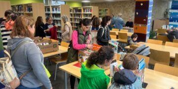 Éxito del I Mercadillo Solidario de Libros: los vecinos de Villamayor recaudan 610€ a favor de ELA