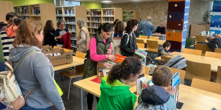 Éxito del I Mercadillo Solidario de Libros: los vecinos de Villamayor recaudan 610€ a favor de ELA