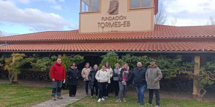 La AFE Medio Natural y Promoción Turística de Santa Marta descubre el proyecto de ‘Arte Emboscado’ de Almenara