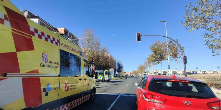 Colisión entre un turismo y una ambulancia en la avenida Reina Berenguela