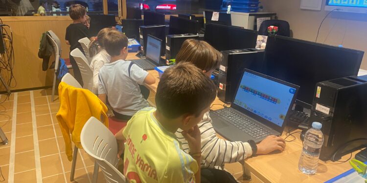 Carbajosa forma a los vecinos en nuevas tecnologías para ampliar sus competencias digitales en las gestiones diarias