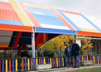Nueva carpa para aumentar los usos del parque infantil de Valdelagua