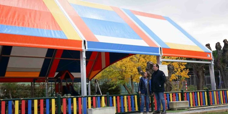 Nueva carpa para aumentar los usos del parque infantil de Valdelagua
