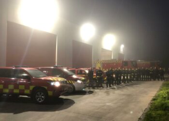 Seis dotaciones con 17 bomberos salen del parque de Villares para ayudar en Valencia