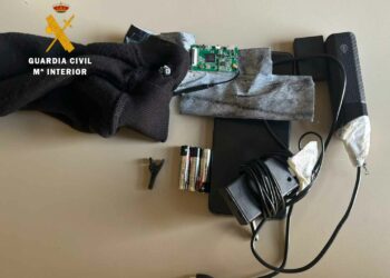 La Guardia Civil descubre un sofisticado sistema fraudulento para realizar el examen del permiso de conducción