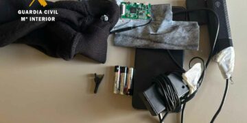 La Guardia Civil descubre un sofisticado sistema fraudulento para realizar el examen del permiso de conducción