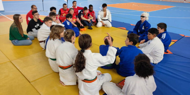 La judoca y medallista paralímpica Marta Arce ofrece una master class en Santa Marta