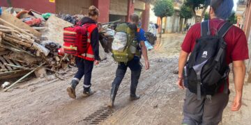 Los voluntarios de Protección Civil trabajan en la zona cero de la tragedia, Paiporta