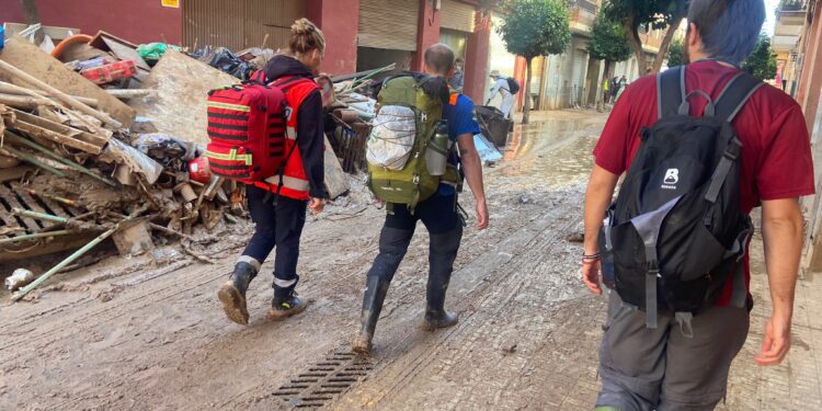 Los voluntarios de Protección Civil trabajan en la zona cero de la tragedia, Paiporta