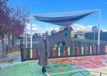 Una lona multicolor protegerá a los niños del calor en el parque de la carretera de Naharros