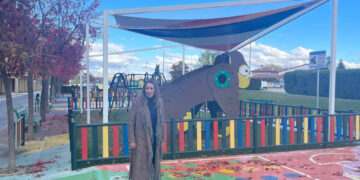Una lona multicolor protegerá a los niños del calor en el parque de la carretera de Naharros