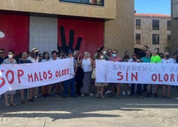 Los vecinos de Villamayor vuelven a salir a la calle por los malos olores de la fábrica de grasas