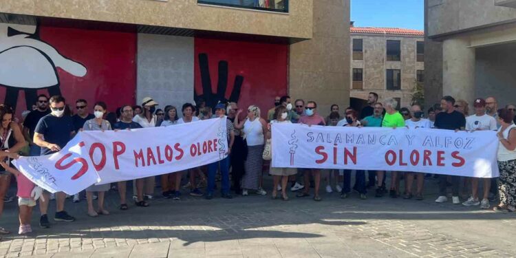 Los vecinos de Villamayor vuelven a salir a la calle por los malos olores de la fábrica de grasas