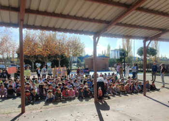 Los alumnos del Martín Gaite homenajean y recuerdan a las víctimas, familiares y afectados por la DANA