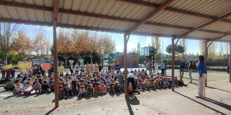Los alumnos del Martín Gaite homenajean y recuerdan a las víctimas, familiares y afectados por la DANA