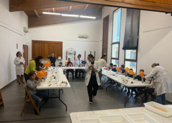 La actividad ‘Tarde en el laboratorio’ recauda 500 euros para los municipios afectados por la Dana