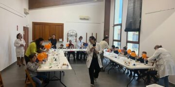 La actividad ‘Tarde en el laboratorio’ recauda 500 euros para los municipios afectados por la Dana