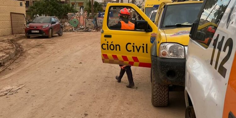 Los voluntarios de Protección Civil se vuelcan con los trabajos sanitarios, de limpieza y achique de agua en en las localidades más afectadas por la Dana