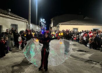 Medio millar de vecinos de Aldeatejada participa en el pasacalles de luz, música y fuego entre terroríficos personajes