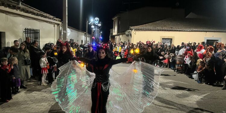 Medio millar de vecinos de Aldeatejada participa en el pasacalles de luz, música y fuego entre terroríficos personajes