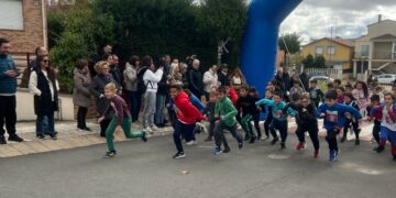 Los 307 escolares del CRA La Flecha de Cabrerizos corren a favor de los niños valencianos afectados por la Dana