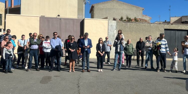 Minuto de silencio de los vecinos de Cabrerizos en apoyo a las víctimas y afectados de la Dana