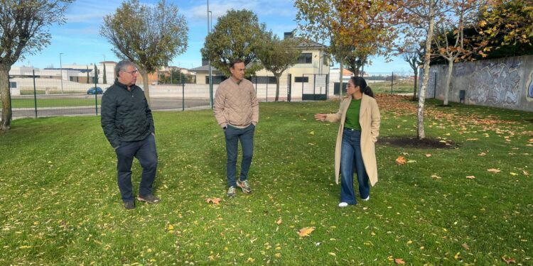 Carbajosa abre el nuevo parque canino con 1.000 m2 de ocio para perros en la calle Juan Valdés