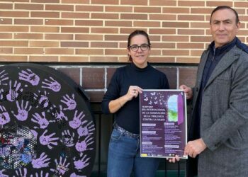 Escape box, pegatinas reivindicativas, manifiesto y mural de mariposas moradas contra la violencia de género en Carbajosa