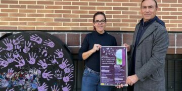 Escape box, pegatinas reivindicativas, manifiesto y mural de mariposas moradas contra la violencia de género en Carbajosa