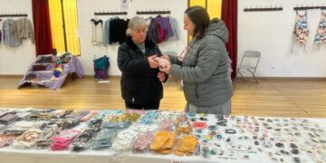 Los vecinos responden a la llamada de Castegatos con el IV Mercadillo Solidario para ayudar a mantener las familias gatunas