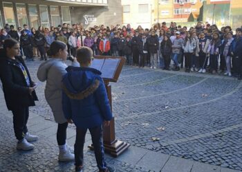 Los escolares de Santa Marta protagonizan la ‘Marcha por la Igualdad’ y el manifiesto del 25N contra la violencia de género