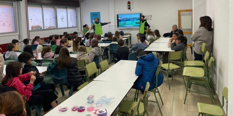 Los escolares santamartinos experimentan los retos y las limitaciones del deporte adaptado