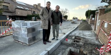 Villamayor renueva más de 1.000 metros de acerado en la urbanización Las Canteras tras más de cuatro décadas