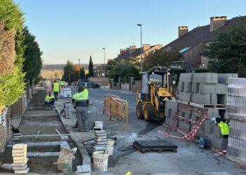 Villamayor renueva más de 1.000 metros de acerado en la urbanización Las Canteras tras más de cuatro décadas