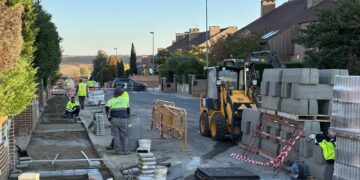 Villamayor renueva más de 1.000 metros de acerado en la urbanización Las Canteras tras más de cuatro décadas